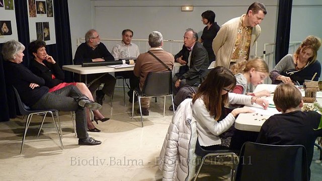 P1050748.JPG - L'estrade de la salle des fêtes rassemblait les ateliers du samedi.