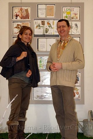 P1050666.JPG - Isabelle Haas devant ses croquis avec Renaud Laurette