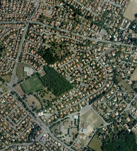 lagarde2006.jpg - Lagarde 2006 - Photo GéoportailLe quartier est entièrement construit. En bas au centre, le collège.